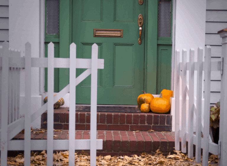 Simple Porch Pumpkin Display Ideas for Halloween